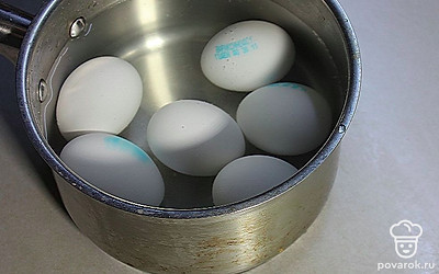 Залейте яйца холодной водой и поставьте варить на 8 минут после закипания.