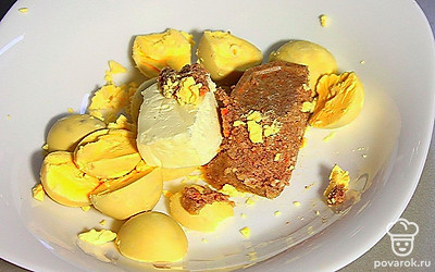 Добавьте размягченное сливочное масло. Перемешайте до однородности.