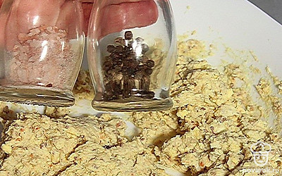 Посолите и поперчите по вкусу. Для красивой подачи наполните кондитерский шприц получившейся массой.