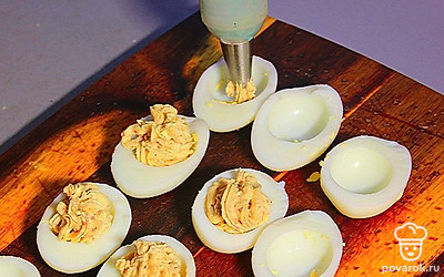 Заполните начинкой яйца. Можете делать это и ложкой.
