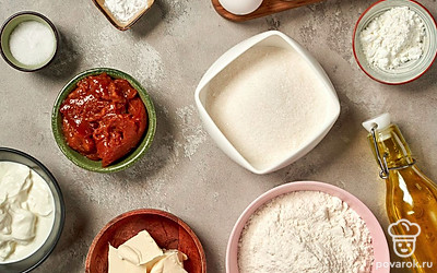 Удобно расположите нужные ингредиенты. Муку, разрыхлитель и ванилин просейте. Духовку разогрейте до 170 градусов.