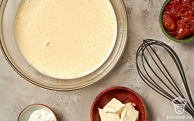 Сделайте бисквит. Взбейте яйца с сахаром и солью до однородной пышной консистенции. Небольшими порциями всыпьте просеянную муку с разрыхлителем и ванилином, непрерывно помешивая лопаточкой. Добавьте растительное масло и перемешайте. Форму для запекания выложите пергаментом и залейте в нее тесто. Отправьте бисквит в духовку на 15 минут.