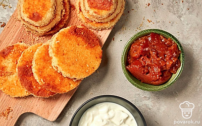 Пропитайте ежики. В миске смешайте сгущенку и сметану. Подготовленные ежики пропитайте кремом и посыпьте крошкой со всех сторон. Ароматные бисквитные ежики поставьте в холодильник на 30 минут, чтобы они немного охладились и пропитались кремом.