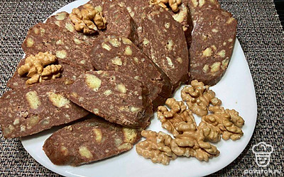 Лакомая шоколадная колбаска из печенья с орехами — Рецепт с фото