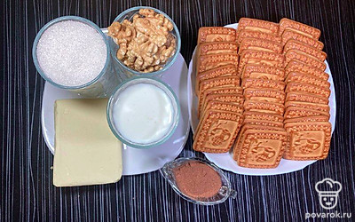 Приготовьте набор продуктов, необходимых для блюда. Распакуйте масло, сахар, какао, печенье и молоко. Приготовьте посуду для смеси и фольгу для формирования колбаски.