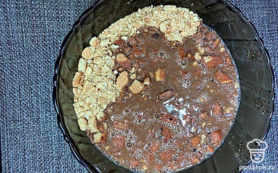 Орехи и печенье порубите и измельчите по вашему вкусу. К растопленному маслу влейте молоко, всыпьте какао, сахар и размешайте. Соедините все с печеньем, орехами и еще раз перемешайте.