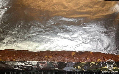 Выложите массу на фольгу, сформируйте колбаску. Заверните ее плотно и уберите в морозилку до застывания.