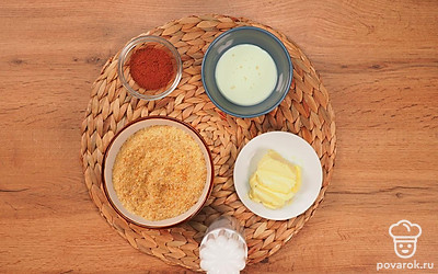 Достаньте сливочное масло из холодильника, чтобы оно стало мягким. Измельчите сухари в блендере или при помощи мясорубки. Достаньте сгущенное молоко из холодильника. Оно должно быть комнатной температуры. Сухари, предназначенные для панировки, выложите на отдельную сухую тарелку.