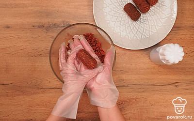 Сформируйте "Картошку" из сухарей со сгущенкой. Отделяйте одинаковое количество массы и скатывайте в шарик. Затем придайте овальную форму. Обваляйте пирожное в сухарях, предназначенных для панировки. Уберите пирожные в холодильник на 30 минут. Масло должно схватиться, слегка застыть, и пирожные будут лучше держать форму.