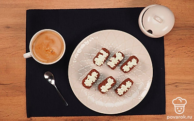 Чтобы эффектно подать пирожные к чаю, выложите их на красивое блюдо. Сверху можно украсить взбитыми сливками.