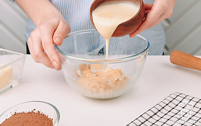 Постепенно вливайте сгущенное молоко. Замесите сладкое тесто.