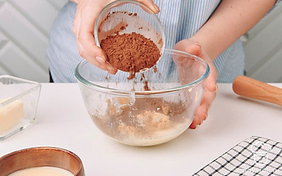 Всыпьте корицу и замесите тесто до однородной шоколадной массы.