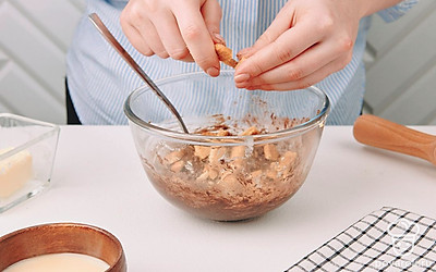 Руками ломайте оставшееся печенье и крупными кусочками бросайте в тесто.