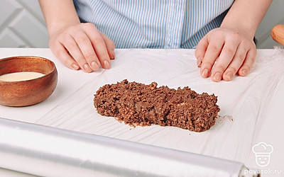 Готовую шоколадную массу выложите на пищевую пленку.