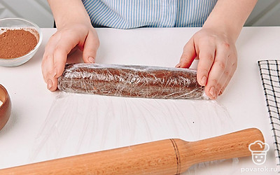 Сформируйте колбаску. Готовую колбаску уберите в холодильник минимум на 2 часа, лучше на ночь.