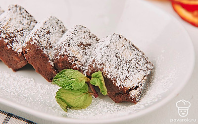 Придайте шоколадной массе интересную форму. Выстелите пищевой пленкой любую форму для выпечки или для печенья, к примеру в виде звезды. Когда масса застынет, посыпьте сверху сахарной пудрой и украсьте орехами.