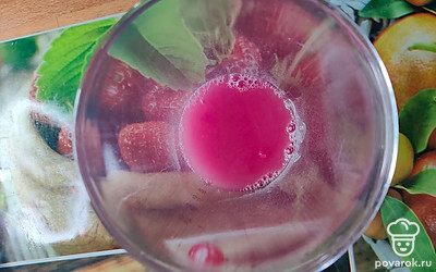 Влейте в чашу блендера розовое вино, добавьте моментальный сухой кисель.