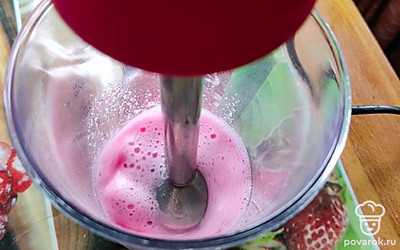 Пробейте блендером до однородной массы и стойкой пенки.