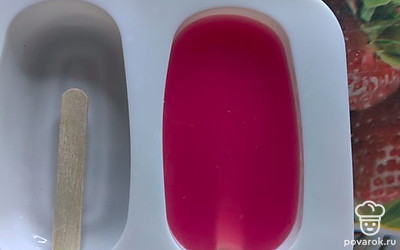 Вылейте соус в форму.