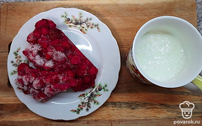 Подготовим ингредиенты. Клубнику берем замороженную, но можно и свежую.