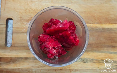 В емкость с высокими бортами выклыдваем клубнику.