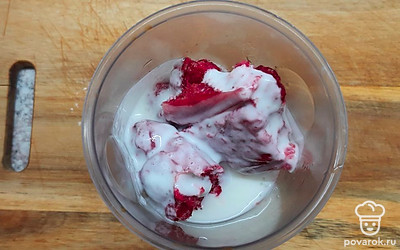 К ягодам добавляем 500 миллилитров снежка.