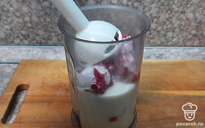 Взбиваем содержимое блендером до однородной массы.