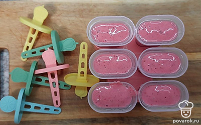Разливаем смесь по формочкам и отправляем в морозильную камеру на 2-3 часа до полного застывания.