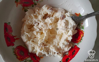 Творожную массу разомните вилкой.