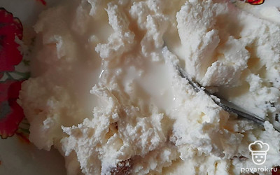 Добавьте сахар и молоко.