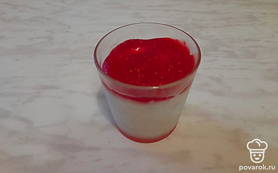 Перед подачей выложите поверх мороженого протертую ягоду с сахаром. Приятного аппетита! 