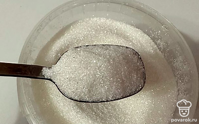 Сахар делим на 3 части поровну (для малины, сливок и абрикоса).