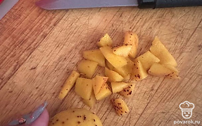 Абрикос нарезаем и пробиваем блендером с сахаром.