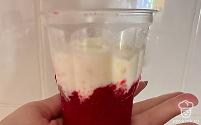 Замороженную малину пробиваем блендером с сахаром и выкладываем в креманку. Далее выкладываем сливки. Последним слоем будет абрикос.