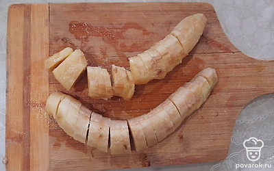 Нарезать банан.