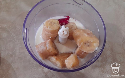 Пробить бананы, молоко и клубнику блендером до однородности. Охладить (около 1 часа) и разложить по креманкам.