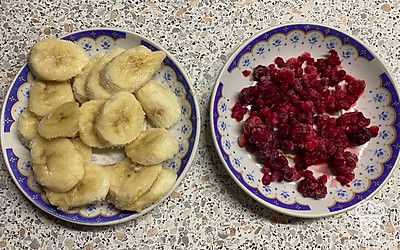 Банан нарезаем кружочками и замораживаем. Малина нам тоже понадобится замороженная.