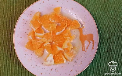 Апельсин очищаем от кожуры. Нарезаем на небольшие дольки. 