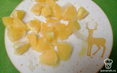 Апельсиновые дольки замораживаем в морозильной камере.
Замороженный апельсин измельчаем блендером до однородной консистенции. 