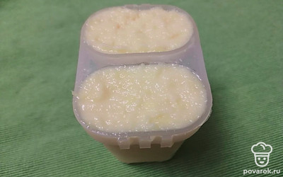 Апельсиновое пюре раскладываем по формочкам для мороженого. 