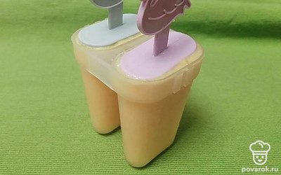 Убираем формы с мороженым в морозильную камеру на 2-3 часа. 