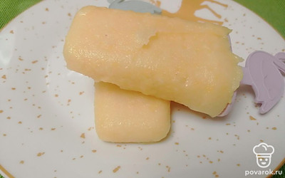 Чтобы извлечь мороженое из формы, окунаем форму в горячую воду на 5 секунд. 