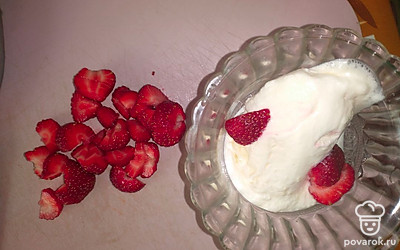 Клубнику помыть, порезать, перемешать с пломбиром. 