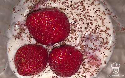 Сверху на мороженое натереть тёмный шоколад. 