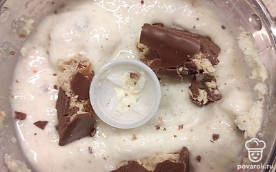 Также понемногу добавляем сникерс.