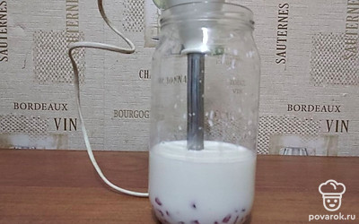 Отправьте в чашу блендера молоко и зерна граната. Взбейте содержимое до однородной массы.