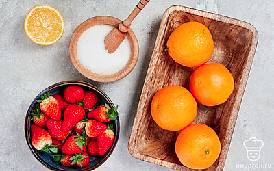 Вымойте и обсушите клубнику, мандарины, лимон и мяту. Мандарины очистите от кожуры. Оставьте 5 долек мандарина для подачи. Приготовьте терку для снятия цедры и соковыжималку для выделения сока. Достаньте формы для заморозки десерта.