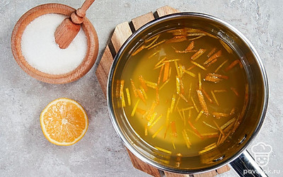 Подготовьте мандарины и лимон. Выжмите сок из цитрусовых и снимите с них цедру теркой. Затем сварите сахарный сироп, используя указанное в рецепте соотношение воды и сахара. Добавьте в сироп сок и цедру цитрусовых. Помешайте и остудите.