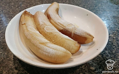 Бананы очистите от кожуры и отправьте в морозилку на несколько часов, пока полностью не замерзнут.