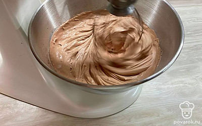 Объедините все ингредиенты в чаше миксера и взбивайте около 5 минут (можно использовать обычный миксер или планетарный).